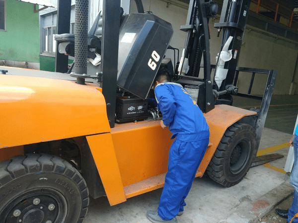 lỗi xả kh&oacute;i đen ở xe n&acirc;ng h&agrave;ng