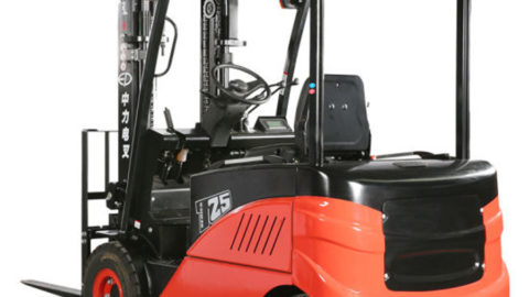 So sánh xe nâng chạy điện đứng lái và xe nâng điện ngồi lái